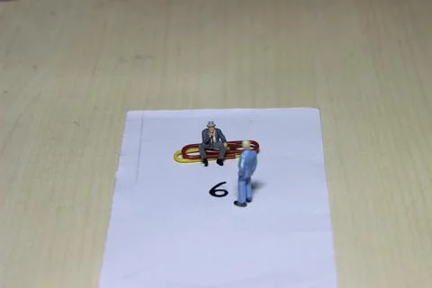 Illustration, different perspective makes another value, sitting at paperclip Foto stock