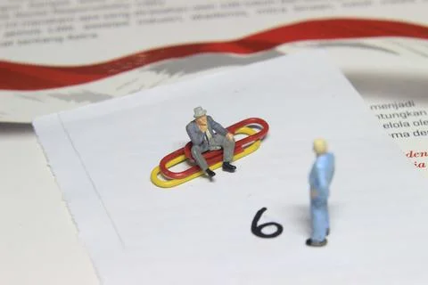 Illustration, different perspective makes another value, sitting at paperclip Foto stock