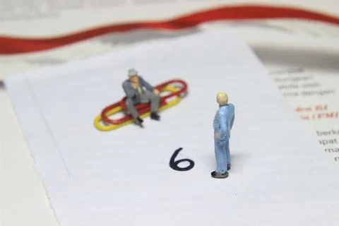Illustration, different perspective makes another value, sitting at paperclip Foto stock