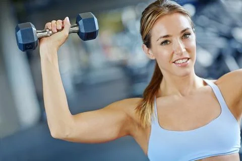 Im making great progress. A beautiful young woman working out at the gym. Foto stock