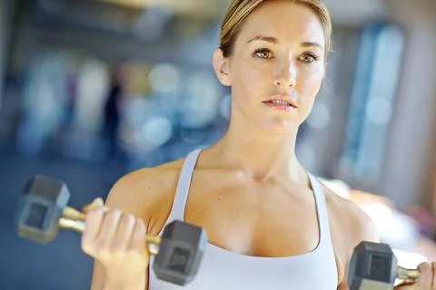 Im making great progress. A beautiful young woman working out at the gym. Foto stock