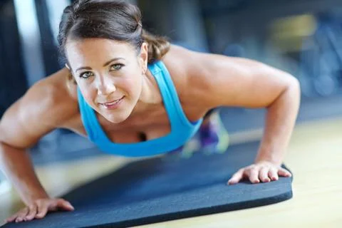 Im making great progress. A beautiful young woman working out at the gym. Foto stock