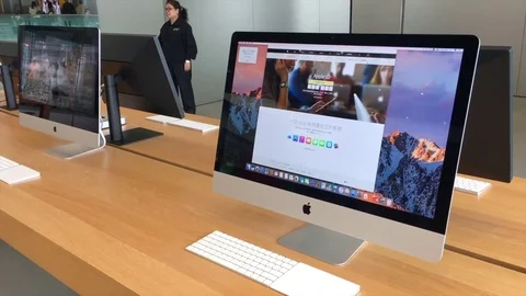 IMac 21,5 4k Retina display in Apple Store Stock Footage