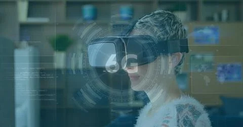 Image of 6g text, scope scanning over man wearing vr headset Foto stock
