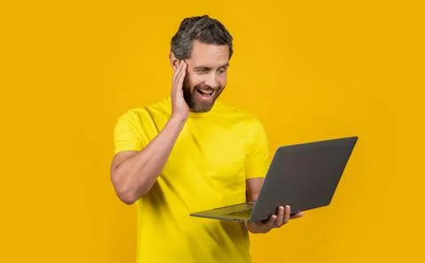 Image of amazed man programmer with laptop. man programmer isolated on yellow. 스톡 사진