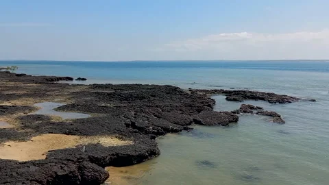 Image of a beach at low tide with blue and calm water, golden sand and Vidéo 233226600