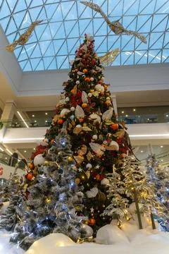 Image of big decorated Christmas tree in the Triniti shopping mall. Fotos de archivo