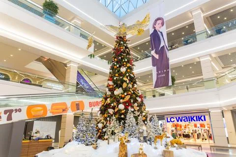 Image of big decorated Christmas tree in the Triniti shopping mall. Fotos Stock