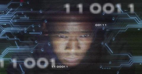 Image of binary code, integrated circuit and face of african american hacker 库存照片