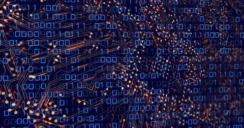 Image of binary code over integrated circuit Stockfoto's