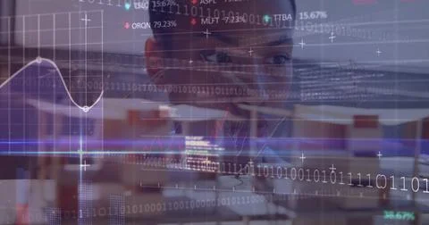 Image of binary coding and data processing over biracial businesswoman in office Foto stock