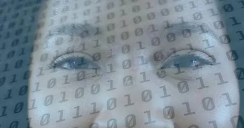 Image of binary coding data processing over biracial businesswoman smiling Foto stock