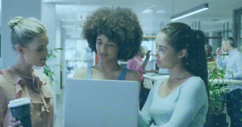 Image of binary coding data processing over diverse businesswomen working in Foto stock
