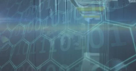 Image of binary coding, hexagons and data processing over computer servers in Foto stock