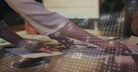 Image of binary coding over diverse colleagues discussing project Foto stock