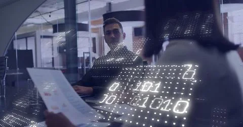 Image of binary coding over diverse business people working together in office Foto stock