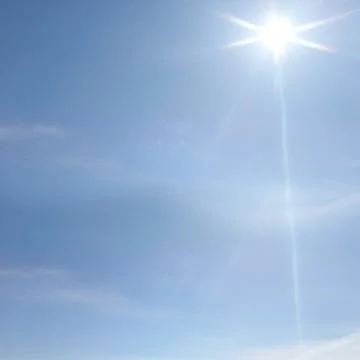 Image of blue sky, clouds and sun rays Foto stock