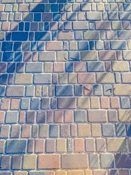 Image of a blurry, textured surface possibly concrete or brickwork, with mu.. Foto stock