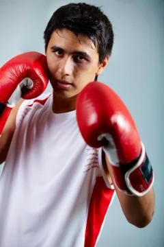 Image of a boxer in red gloves ready to attack his rival Foto stock