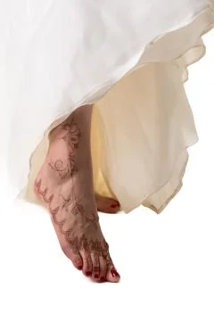 Image of bride's leg with henna pattern, close-up Foto stock