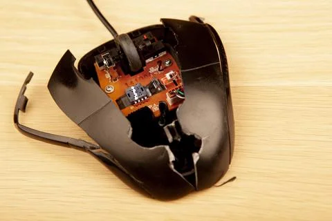 Image of broken computer mouse table background Foto stock