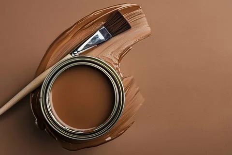 An image of a brush lying on a can of paint, with a top view of the backgro.. 스톡 사진