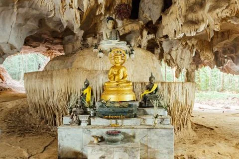 Image of Buddha in the cave 스톡 사진