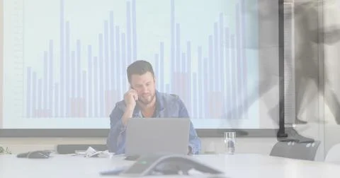 Image of caucasian businessman using computer over data processing and cityscape Foto stock