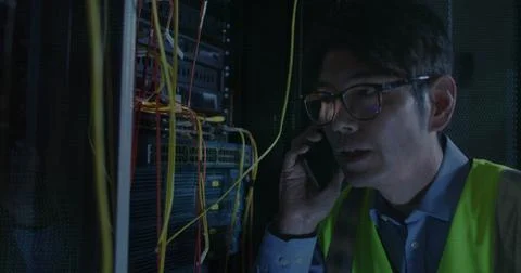 Image of chain and data processing over asian male it engineer by computer Foto stock