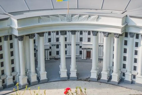Image of a classical, symmetrical building with pedimented frontispiece, Dori Stockfoto's
