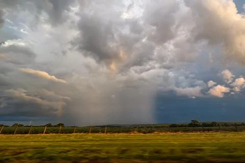 Image of a cloudy sky and in the background you can see the rain on the horiz Foto stock