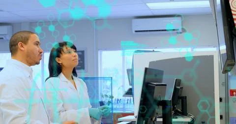 Image of coding and molecule structure over diverse scientists discussing over Foto stock