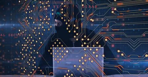 Image of computer circuit board and cyberattack warning over caucasian hacker Illustrazione stock