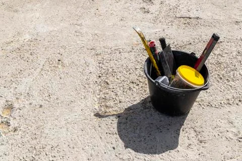Image of construction tools in a bucket Foto stock