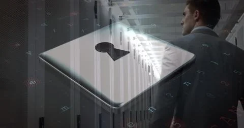 Image of cyberattack and padlock icon over caucasian man in server room Foto stock