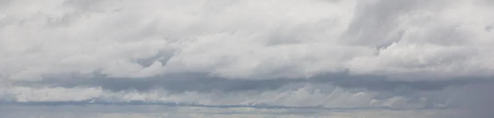 Image of a dark and cloudy sky during the day Stock-Fotos