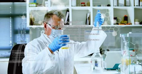 Image of data processing and chemical formula over caucasian male scientist Foto stock