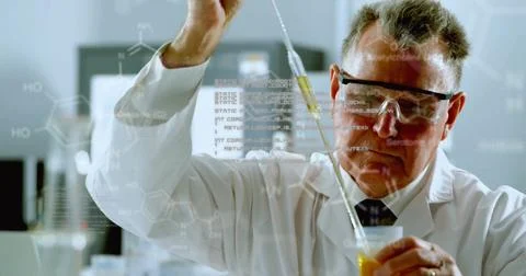 Image of data processing and chemical formula over caucasian male scientist Foto stock