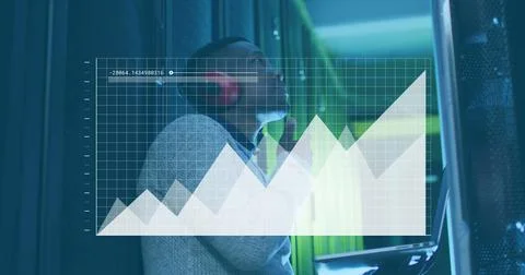 Image of data processing and diagram over biracial male worker in server room Foto stock