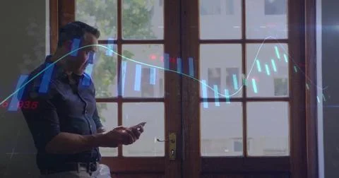 Image of data processing and diagrams over caucasian man using smartphone Foto stock
