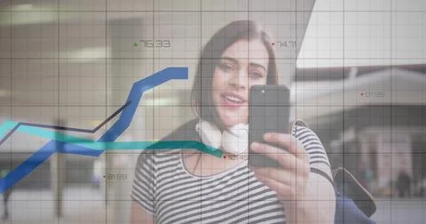 Image of data processing and diagrams over caucasian woman using smartphone Foto stock