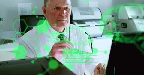 Image of data processing and human brain spinning over male scientist using Foto stock