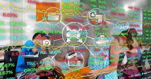 Image of data processing and icons over diverse schoolchildren and teacher Foto stock