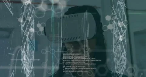 Image of data processing and shapes over biracial businesswoman using vr headset Foto stock