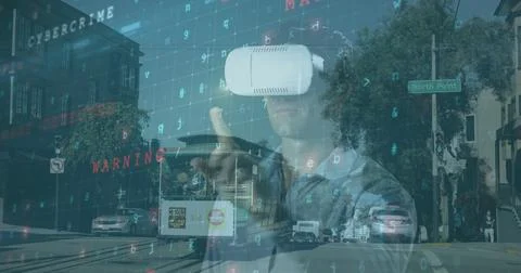 Image of data processing and virus warning over caucasian man in vr headset and Foto stock