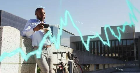 Image of data processing over african american man using smartphone Foto stock