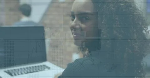 Image of data processing over african american woman using computer against Foto stock