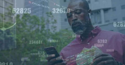 Image of data processing over african american man using smartphone Foto stock