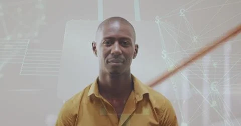 Image of data processing over african american man smiling Foto stock