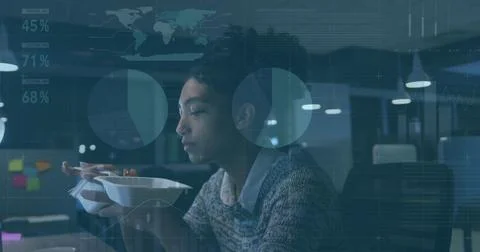 Image of data processing over african american businesswoman eating in office Foto stock